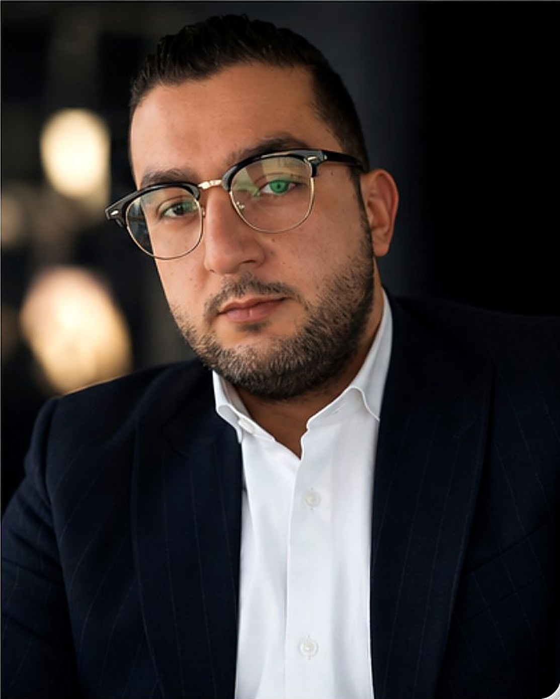 صورة شخصية لصفوان أبوسهمين، إعلامي ومنتج تنفيذي ليبي، بين طرابلس وإسطنبول